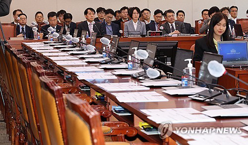 20일 국회 산업통상자원중소벤처기업위원회 전체회의가 여당 의원들이 불참한 채 열리고 있다.  연합뉴스
